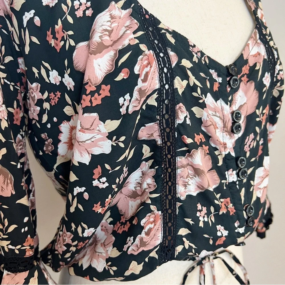 •KIVARI• Black Tuscan‎ Floral Cropped Boho Blouse Top Size XS Crochet Tassel - Picture 4 of 11